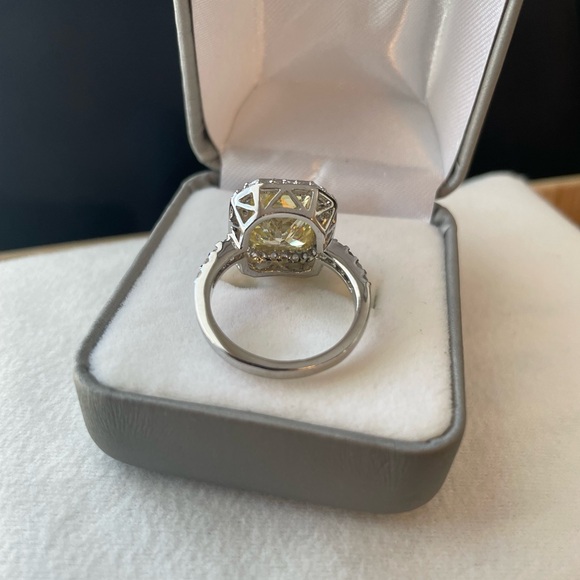 Cocktail Ring—size 8. Like New. In Box. - Picture 4 of 5